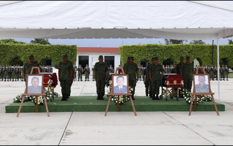 Este jueves la Sedena rindió un homenaje póstumo a los tres militares fallecidos durante un ataque en el municipio de Coyuca de Catalán, Guerrero. NTX