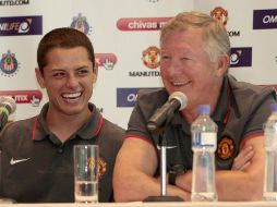 Ferguson (D) llevó a Hernández (I) de Chivas al Manchester United en el 2010. EL INFORMADOR/ARCHIVO