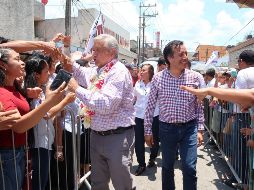 Mientras AMLO avanzaba entre los simpatizantes, a sus espaldas continuaban los golpes a mano limpia. EFE / Morena