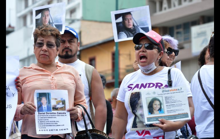 Al recordar el Día de la Madres, las mujeres portaron las fotografías de sus familiares desaparecidos. EFE / L. Ayala