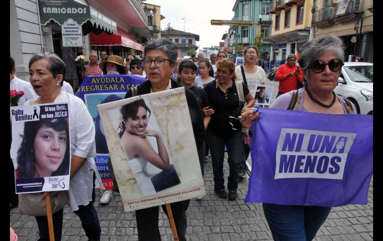 Al recordar el Día de la Madres, las mujeres portaron las fotografías de sus familiares desaparecidos. SUN /