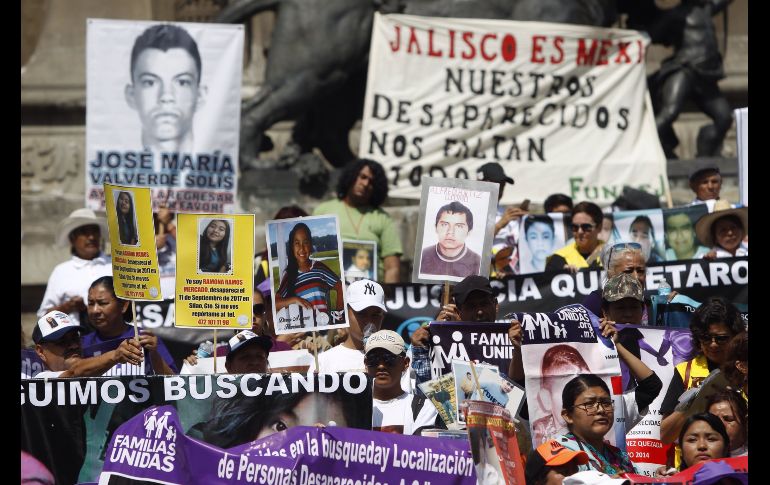 Al recordar el Día de la Madres, las mujeres portaron las fotografías de sus familiares desaparecidos. EFE / S. Gutiérrez