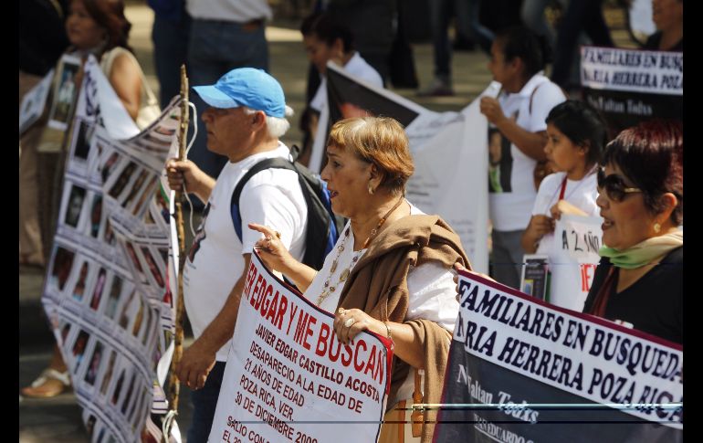 Al recordar el Día de la Madres, las mujeres portaron las fotografías de sus familiares desaparecidos. EFE / S. Gutiérrez