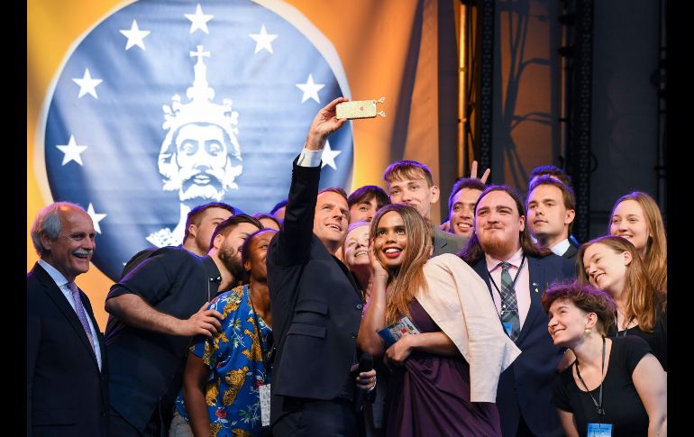 El presidente francés Emmanuel Macron posa para una foto con jóvenes, en el marco de la entrega del Premio Carlomagno en Aquisgrán, Alemania. Macron recibió el premio por 