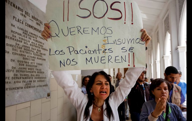 Pacientes y personal sanitario participan en una protesta por el deterioro del sistema de salud y la escasez de materiales y medicamentos en un hospital en Caracas, Venezuela. EFE/E. Montilv
