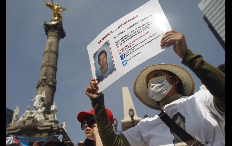 Manifestantes participan en la VII Marcha de la Dignidad Nacional en Ciudad de México. Madres de desaparecidos marcharon para solicitarle a las autoridades que los casos de sus hijos no queden en el olvido. EFE/S. Gutiérrez