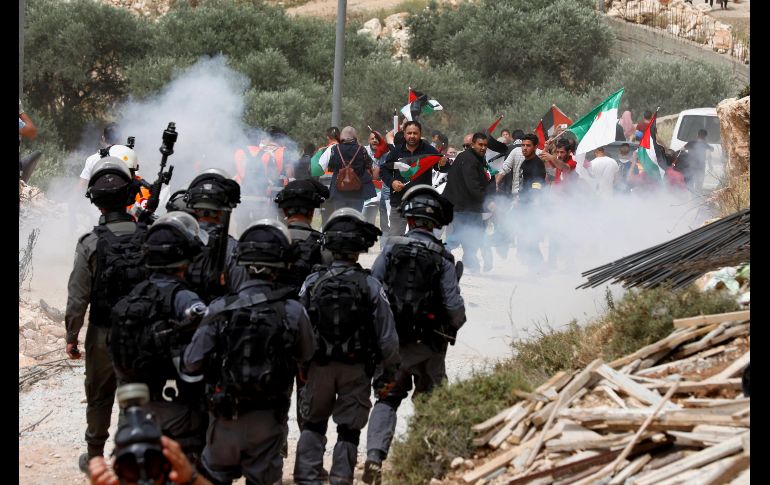 Miembros de las tropas israelíes emplean granadas de gas para dispersar una manifestación en Belén. Ciudadanos palestinos organizaron una protesta contra las celebraciones por el 70 aniversario de la creación del Estado israelí. EFE/ A. Al Hashlamoun