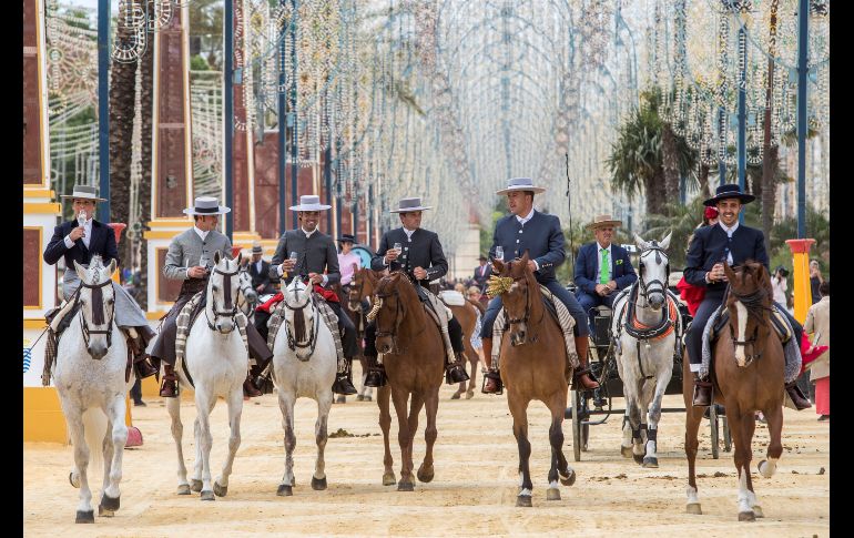 Caballistas pasean por el recinto de la tradicional Feria del Caballo de Jerez, en España. EFE/R. Ríos