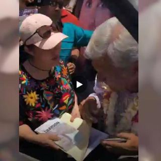 Eva Cadena aborda a AMLO en Veracruz; le entrega libro