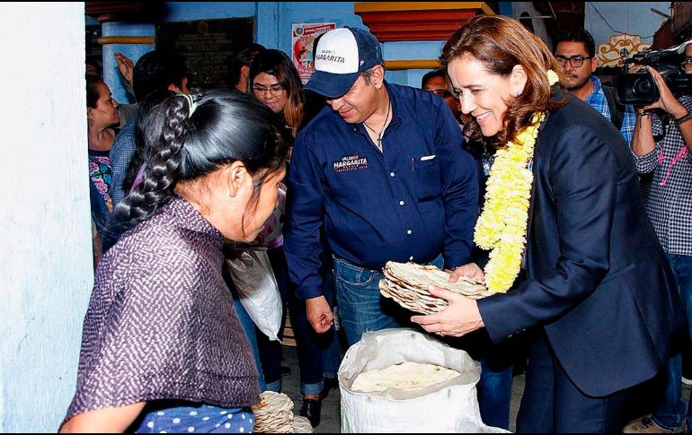 La candidata Margarita Zavala se reunió con mujeres de Oaxaca. EFE