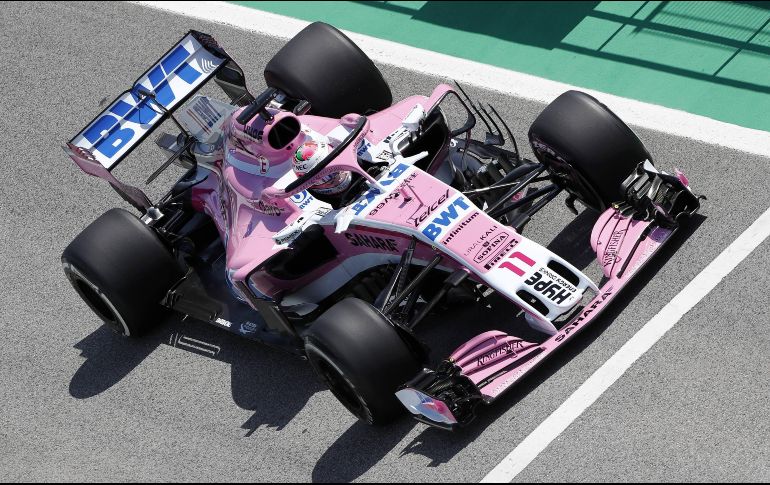 El piloto mexicano de F1 firma su mejor vuelta con un tiempo de 1:20.924 minutos, después de completar 36 giros en la primera sesión. EFE / A. Dalmau