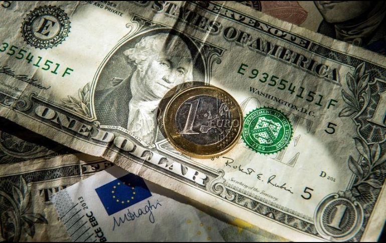 El Grupo Financiero Ve por Más estima que existen altas probabilidades de que el tipo de cambio oscile entre 19.14 y 19.25 pesos por dólar. AFP / ARCHIVO