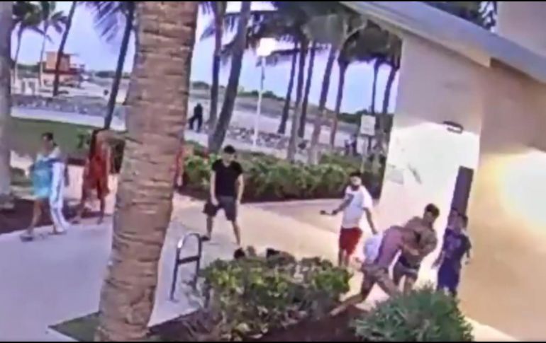 La golpiza quedó garbada en un video que circula en redes sociales. Un testigo que quiso ayudar terminó con un severo golpe en la cabeza y debió ser hospitalizado. TWITTER