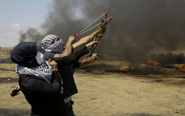 Jovenes palestinos se suman una vez más a las jornadas de protesta en la frontera de Gaza e Israel en rechazo al traslado de la embajada de Estados Unidos a Jerusalén el 14 de mayo. AP / A. Hana