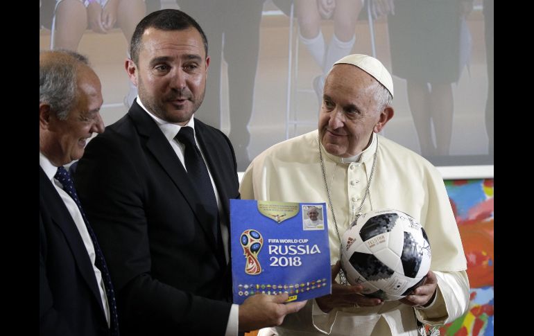 El Papa Francisco recibe el balón y el álbum de estampas oficiales del próximo Mundial de Rusia 2018, durante una reunión de Scholas Occurrentes en Roma, Italia. EFE / M. Rossi