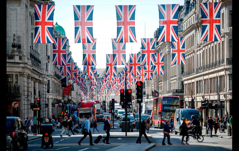 A más de una semana de que se realice la boda real entre el príncipe Harry y la actriz estadounidense Meghan Markle, las calles de Londres ya lucen decoraciones conmemorativas del evento.  AFP / T. Akmen
