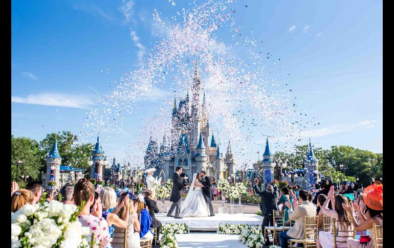 Los novios Alexis Preston y Jay Patel tuvieron una boda de ensueño en el parque de diversiones Kingdom Park de Disney en Florida. La pareja tuvo que suspender su boda el año pasado porque resultaron afectados por el huracán 