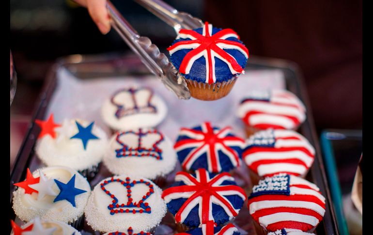 La pastelería Hummingbird creó cupcakes con diseños especiales en alusión a la Boda Real entre el Príncipe Harry y la actríz estadounidense Meghan Markle. AFP / T. Akmen