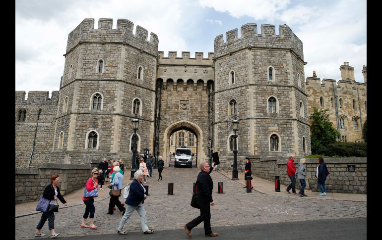 Paseantes visitan las afueras del Castillo de Windsor que será el escenario de la boda entre Harry y Meghan. AP / A. Grant
