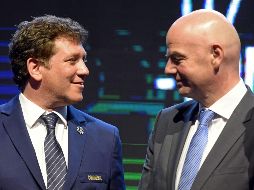 El presidente de la FIFA, Gianni Infantino (D) asistió a la confirmación de Domínguez (I) en el puesto que ocupa desde hace dos años. AFP/N. Duarte