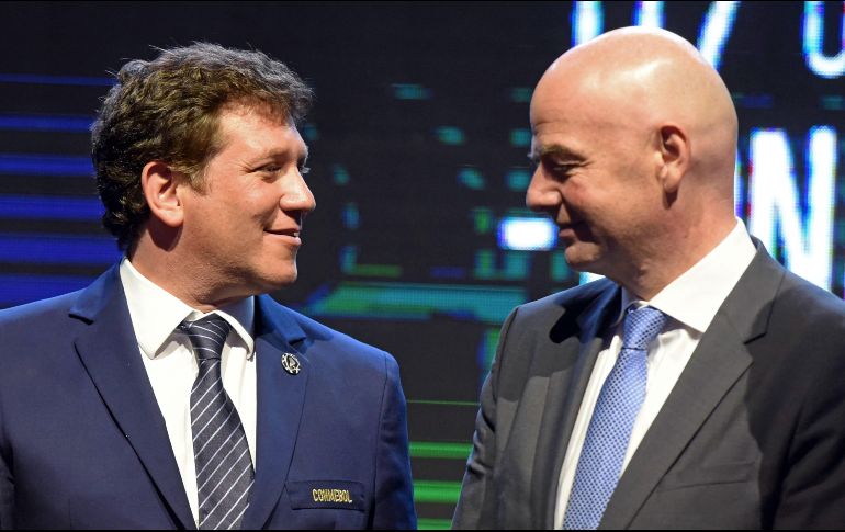 El presidente de la FIFA, Gianni Infantino (D) asistió a la confirmación de Domínguez (I) en el puesto que ocupa desde hace dos años. AFP/N. Duarte