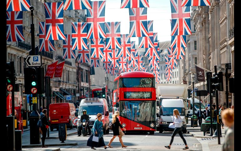 En las calles de Londres ya se colocan banderas alusivas al encuentro nupcial programado para el 19 de mayo.  AFP / T. Akmen