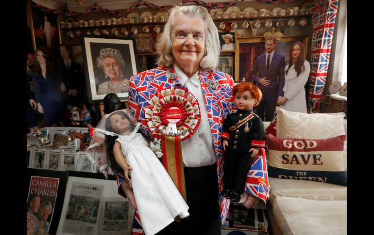 Margaret Tyler (foto) es aficionada a todo lo que tiene qué ver con la familia real británica. En la antesala de un nueva boda real, presume muñecos de la pareja que contraerá nupcias el próximo fin de semana. AP / F. Augstein