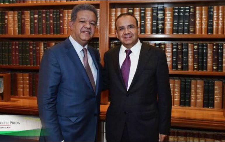 En la imagen el titular de la Segob y Leonel Fernández, funcionario de la OEA. TWITTER / @navarreteprida