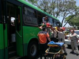 Al parecer el conductor no alcanzó a frenar y para evitar chocar contra el compacto se impactó contra el camellón de la avenida Hidalgo. ESPECIAL / Bomberos de Zapopan