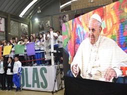 Jóvenes mexicanos escucharon la videoconferencia en el Ring de Box de la Central de Abastos de la Ciudad de México. NTX /