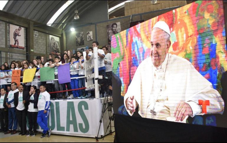 Jóvenes mexicanos escucharon la videoconferencia en el Ring de Box de la Central de Abastos de la Ciudad de México. NTX /