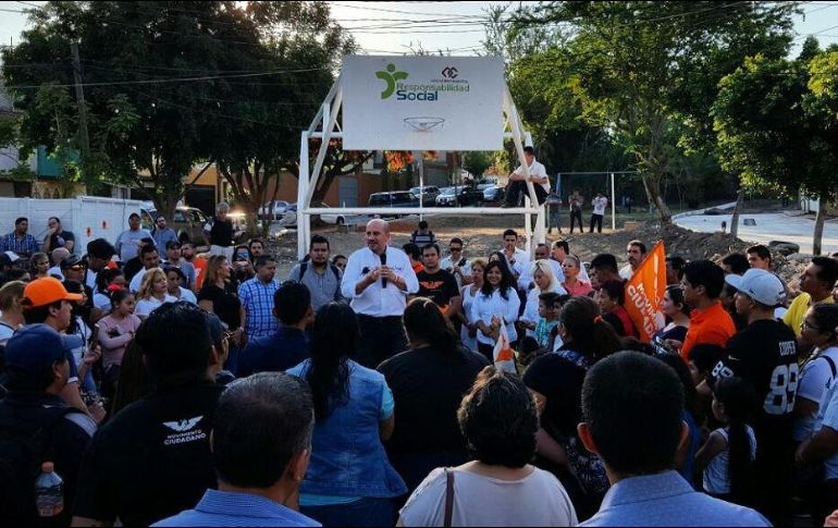 El candidato a la alcaldía tapatía se reunió con vecinos de la colonia El Barro. TWITTER / @DelToroIsmael