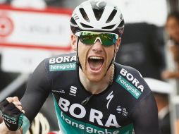 Sam Bennett. El ciclista irlandés celebra al momento de cruzar la meta en primer lugar. AFP