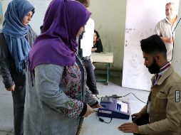 Las votaciones se celebran en medio de grandes medidas de seguridad, por temor a posibles atentados. AFP/M. Ibrahim
