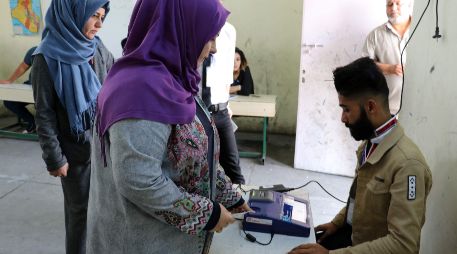Las votaciones se celebran en medio de grandes medidas de seguridad, por temor a posibles atentados. AFP/M. Ibrahim