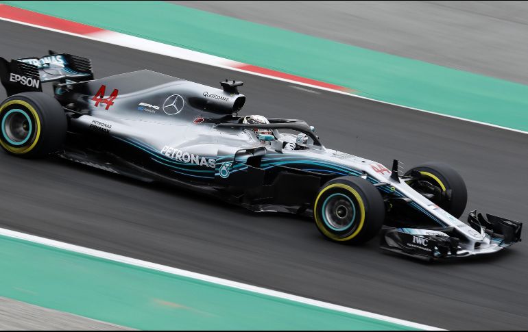 Lewis estará acompañado en la primera línea de la parrilla de salida por su coequipero, el finlandés Valtteri Bottas. EFE / A. Dalmau