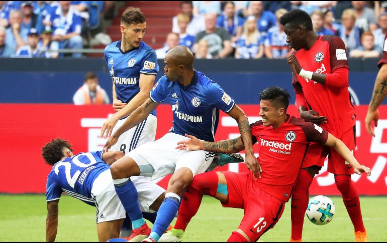Salcedo (#13) disputó los 90 minutos; Marco Fabián estuvo fuera de la convocatoria del Eintracht. EFE/F. Vogel