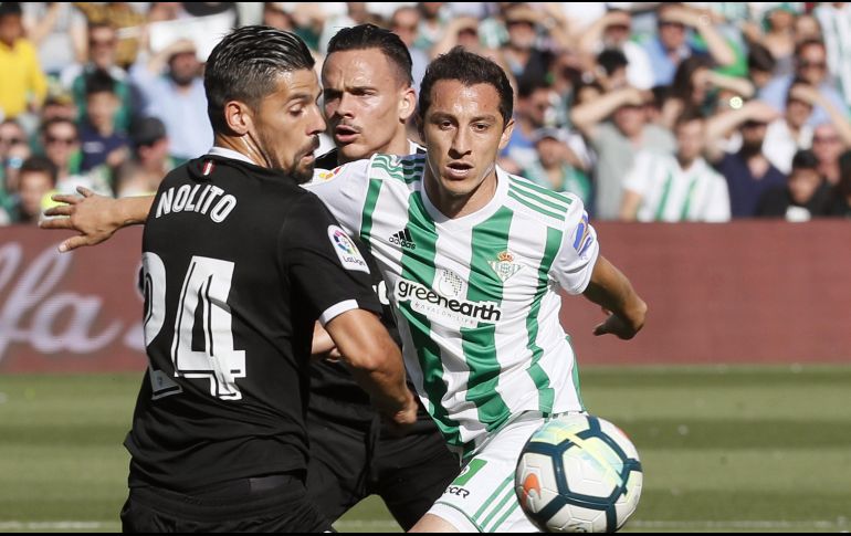 Guardado (D) dejó el campo en el segundo tiempo para dejar su lugar a Boudebouz. EFE/J. M. Vidal