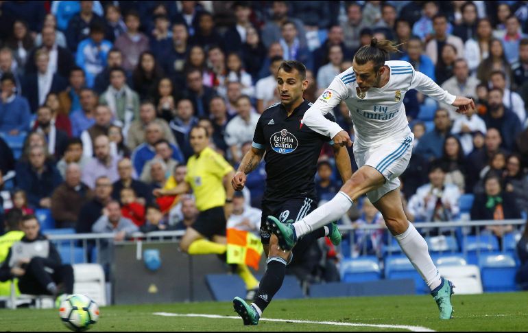 Bale (D) contribuyó con un doblete a la victoria de los blancos. EFE/J. P. Gandul
