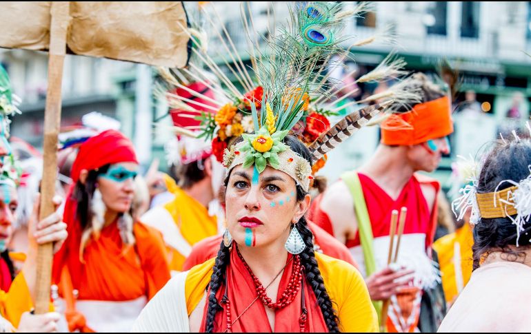 Personajes de coloridos atavíos toman las calles como forma de manifestación artística. EFE / S. Lecocq