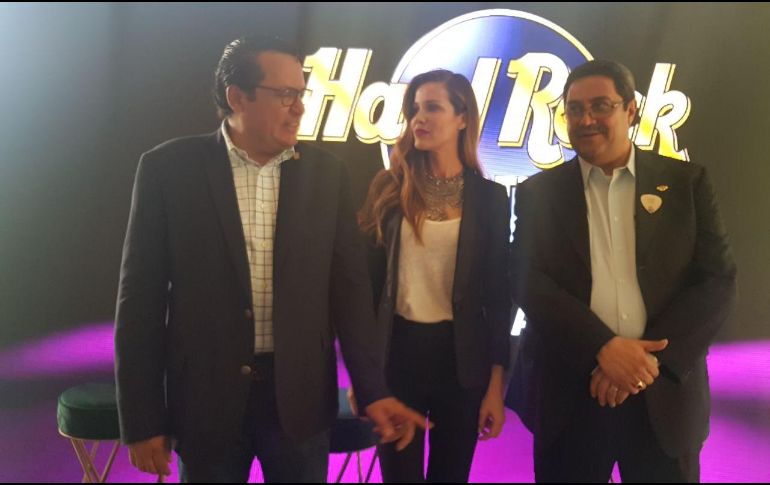 Luis Tostado (izquierda), presidente municipal de Zapopan, Jaydy Michel (centro), presentadora y Luis Ramos (derecha) gerente de Hard Rock Guadalajara, se encargaron de inaugurar el lobby del inmueble. EL INFORMADOR / F. Atilano