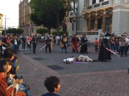 Los Jedis se enfrentaron contra el lado oscuro en la calle, para morir en la batalla. ESPECIAL/ Bomberos de Guadalajara
