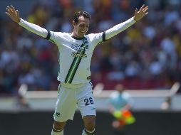 Con la leyenda en las playeras de calentamiento 