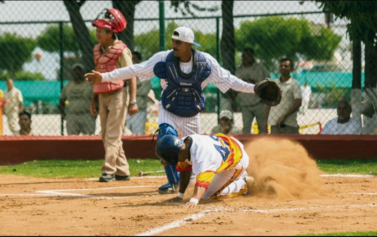 El jugador de Astros se barre para llevar una carrera al marcador. EL INFORMADOR / G. Gallo