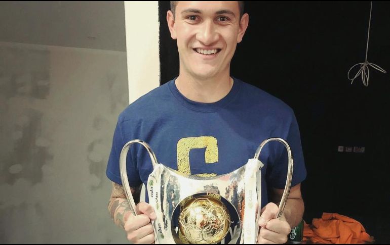 Raúl Gudiño publicó en su cuenta de Instagram una imagen de él cargando la copa. INSTAGRAM