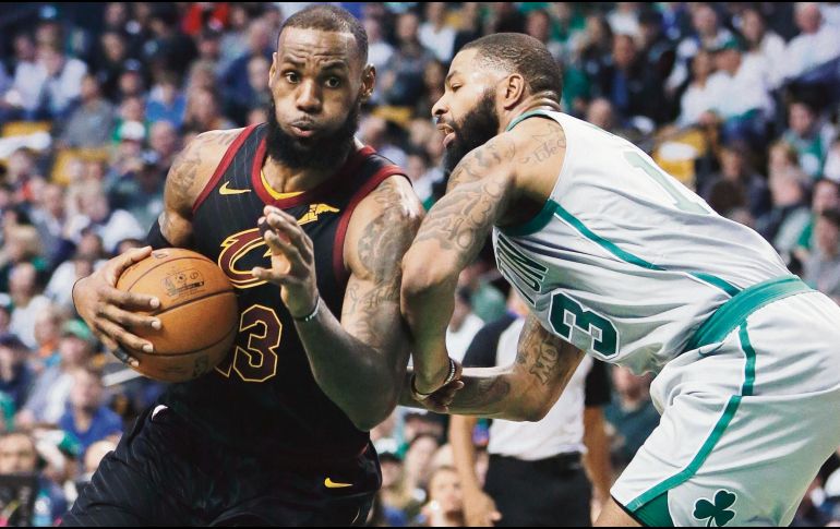 LeBron James (izquierda) llega a su octava Final de Conferencia consecutiva y sus equipos han eliminado a los Celtics en cuatro de las últimas siete Postemporadas. AFP/M. Dwyer