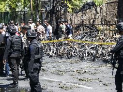 En las imágenes del exterior de los diferentes centros religiosos se alcanzan a apreciar motocicletas y automóviles calcinados y cristales rotos. AFP/J. Kriswanto