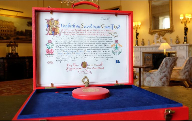 En el extremo superior derecho del documento se alcanza a apreciar la firma de Isabel II. FACEBOOK/The Royal Family