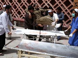 Personal sanitario atiende a uno de los heridos en el asalto, que aún continúa. EFE/G. Habibi