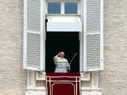 Francisco saluda a los fieles  desde la ventana del palacio apostólico del Vaticano. EFE/V. Tersigni